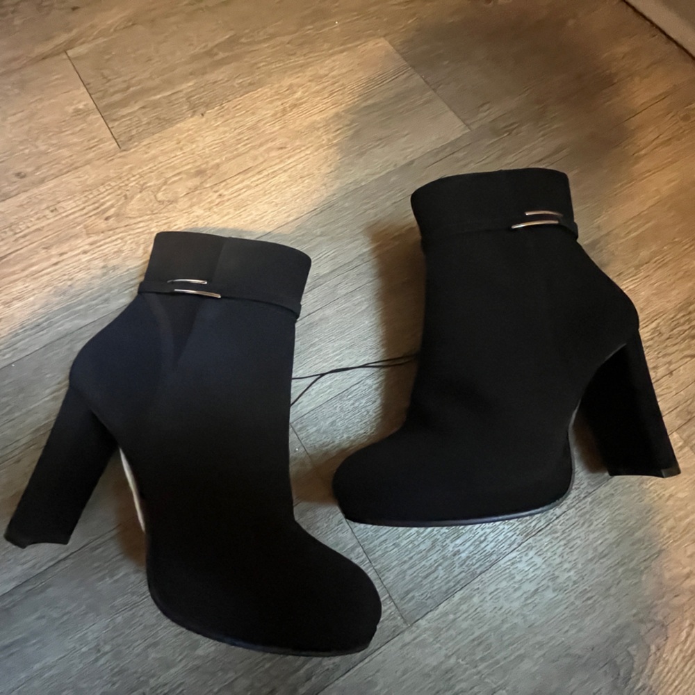 Women’s black boots size 8